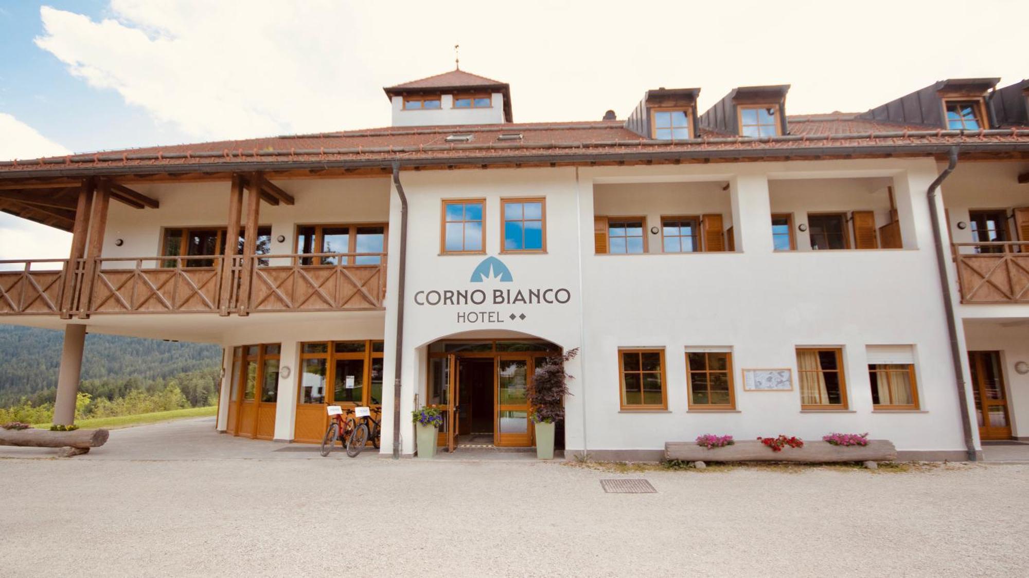 Hotel Corno Bianco Нова-Поненте Экстерьер фото