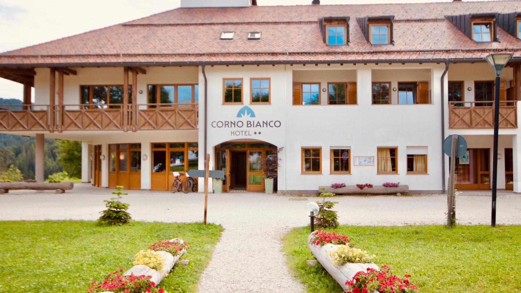 Hotel Corno Bianco Нова-Поненте Экстерьер фото