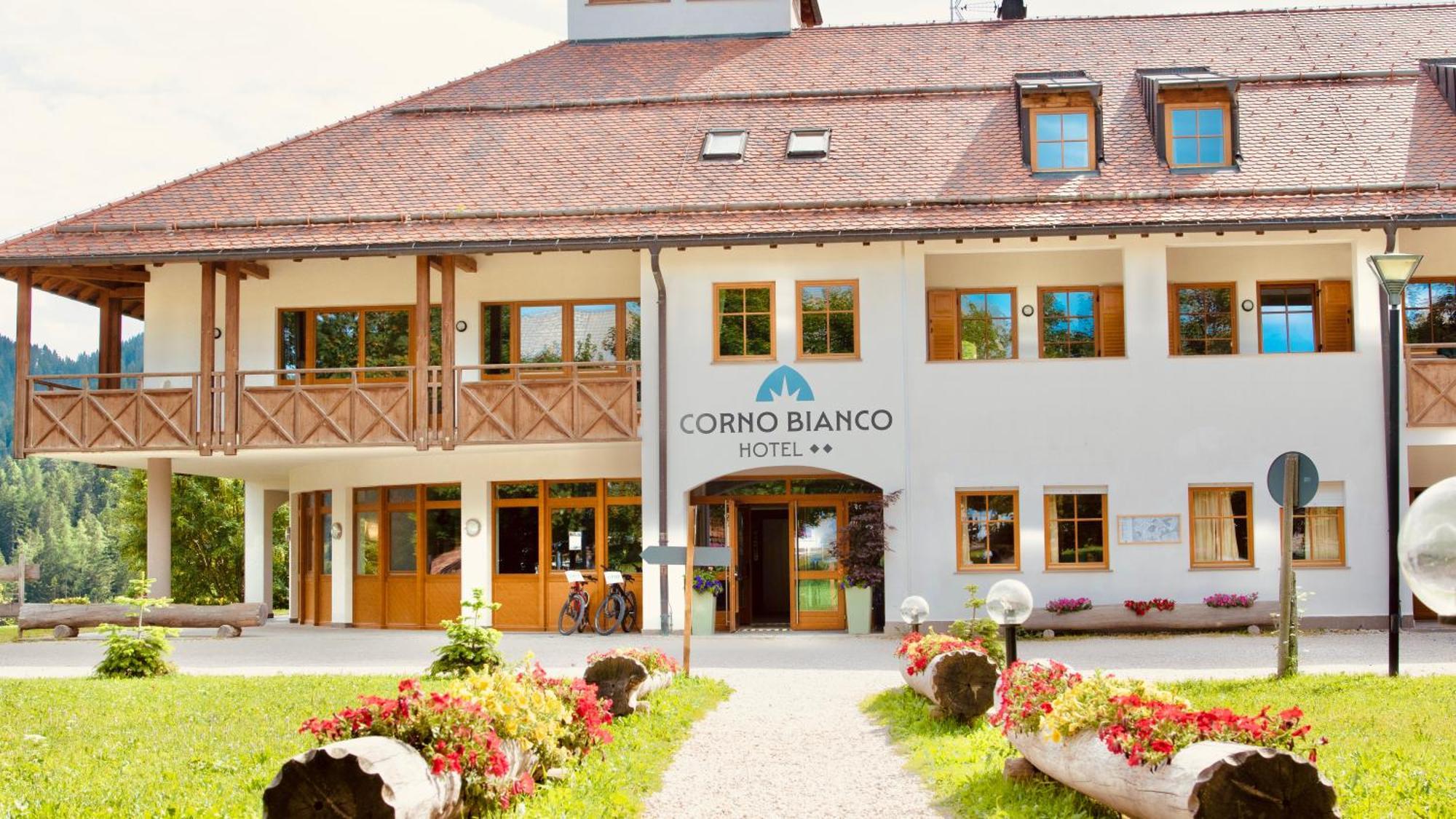 Hotel Corno Bianco Нова-Поненте Экстерьер фото